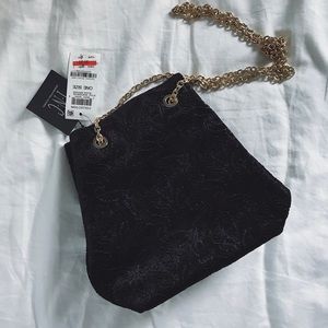NWT Black velvet bucket back with gold chain